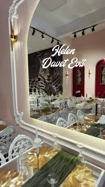 Işıklı ayna duvarında yansıyan salon ve davet masaları